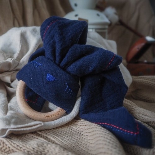 Hi Little One Przytulanka muślinowa z gryzakiem Sleepy Bunny Navy 0+
