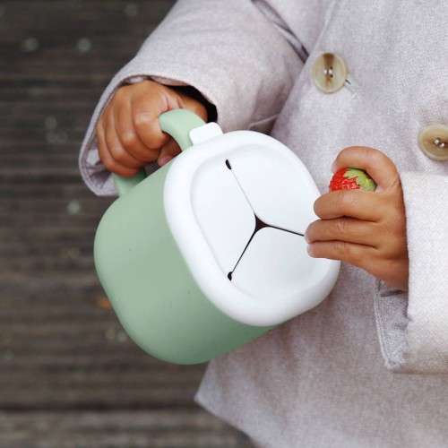 Beaba,  Silikonowy kubek niewysypek na przekąski Pick 'n' Snack sage green