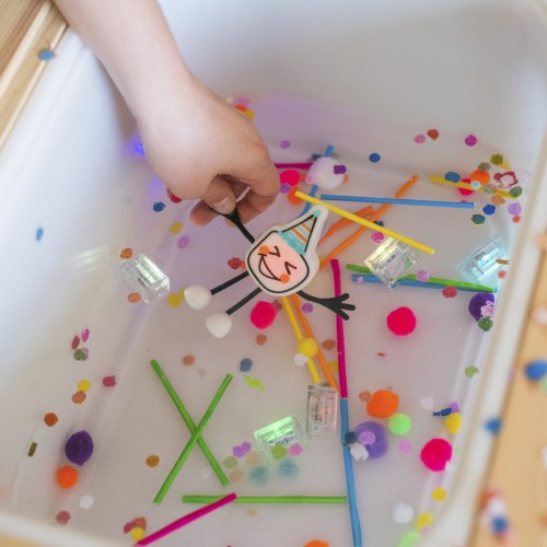 Glo Pals,  Postać do kąpieli zestaw z dwiema kostkami sensorycznymi świecącymi w wodzie Sammy