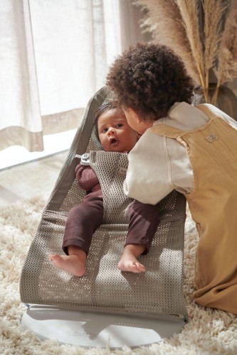 BabyBjorn Leżaczek Bliss Mesh Szarobeżowy + Zabawka