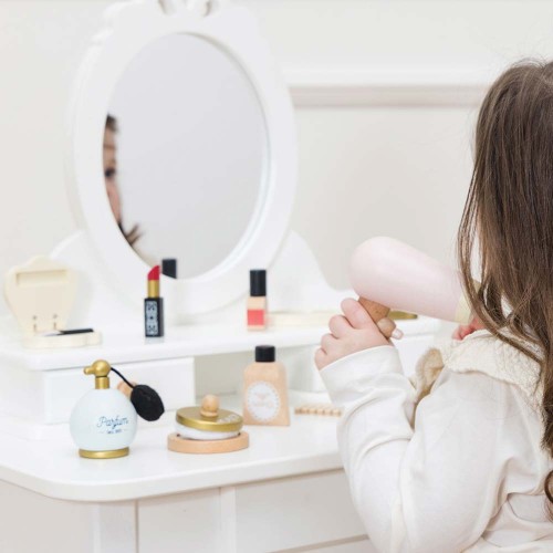 TV293-star-beauty-set-girl-blowdrying-her-hair.jpg