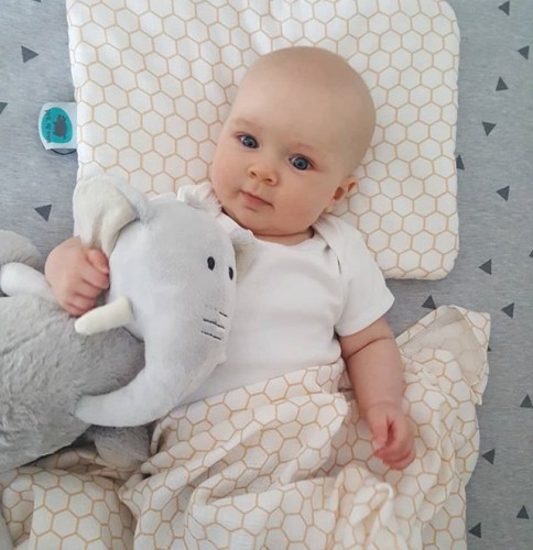 Pink No More Poduszka Miodowe Heksagony Muślinowa 37x27cm