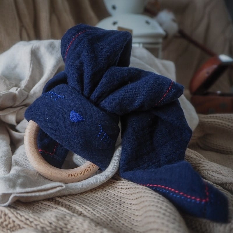 Hi Little One Przytulanka muślinowa z gryzakiem Sleepy Bunny Navy 0+