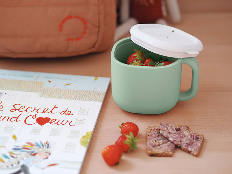 Beaba,  Silikonowy kubek niewysypek na przekąski Pick 'n' Snack sage green