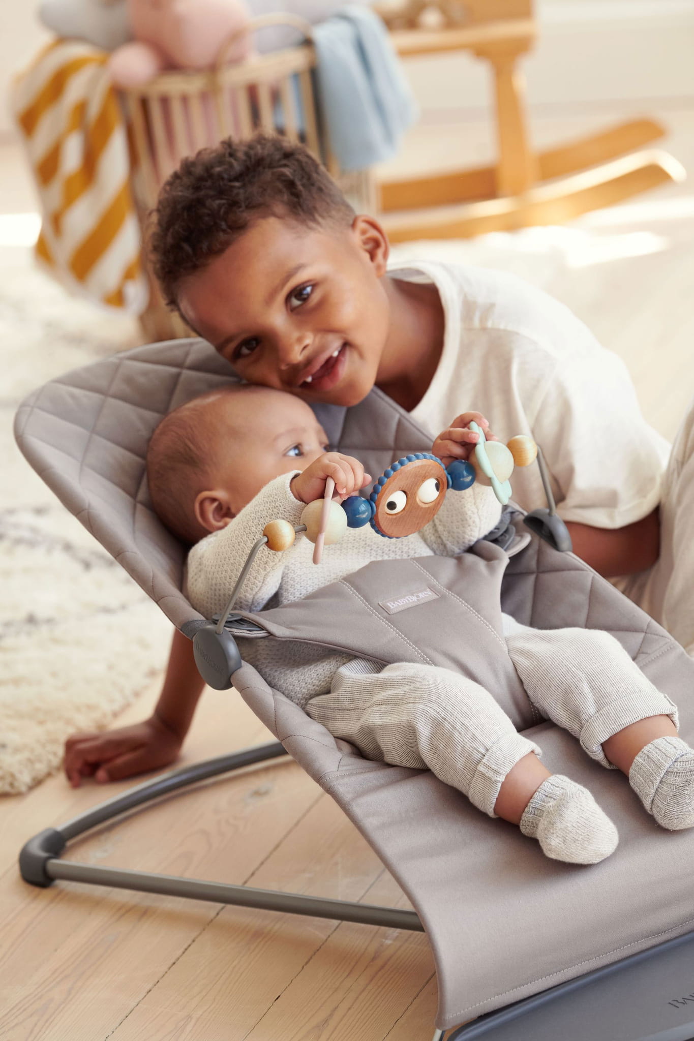 BabyBjorn Leżaczek Bliss Woven Piaskowoszary + Zabawka