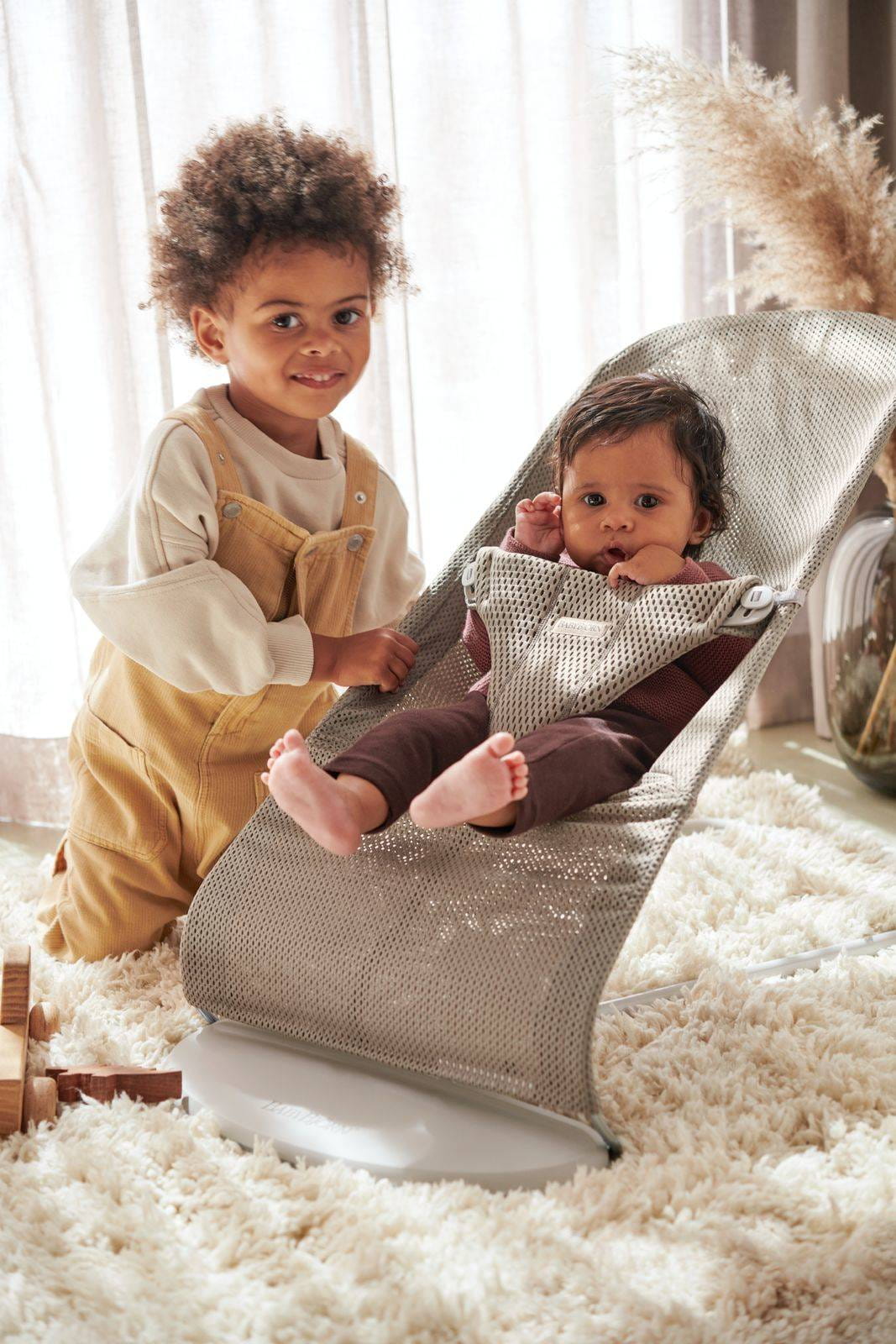BabyBjorn Leżaczek Bliss Mesh Szarobeżowy + Zabawka