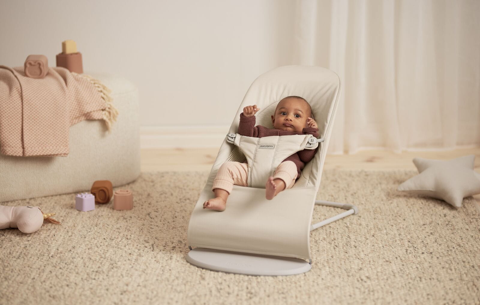 BabyBjorn Leżaczek Balance Soft Tri Fabric Jasny Beż + Zabawka