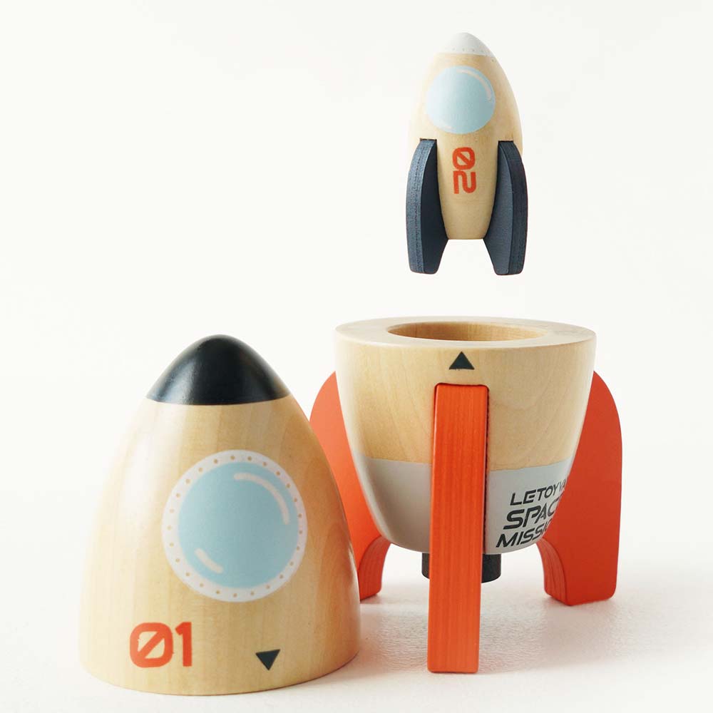 TV808-space-rocket-flying-above-large-ship.jpg