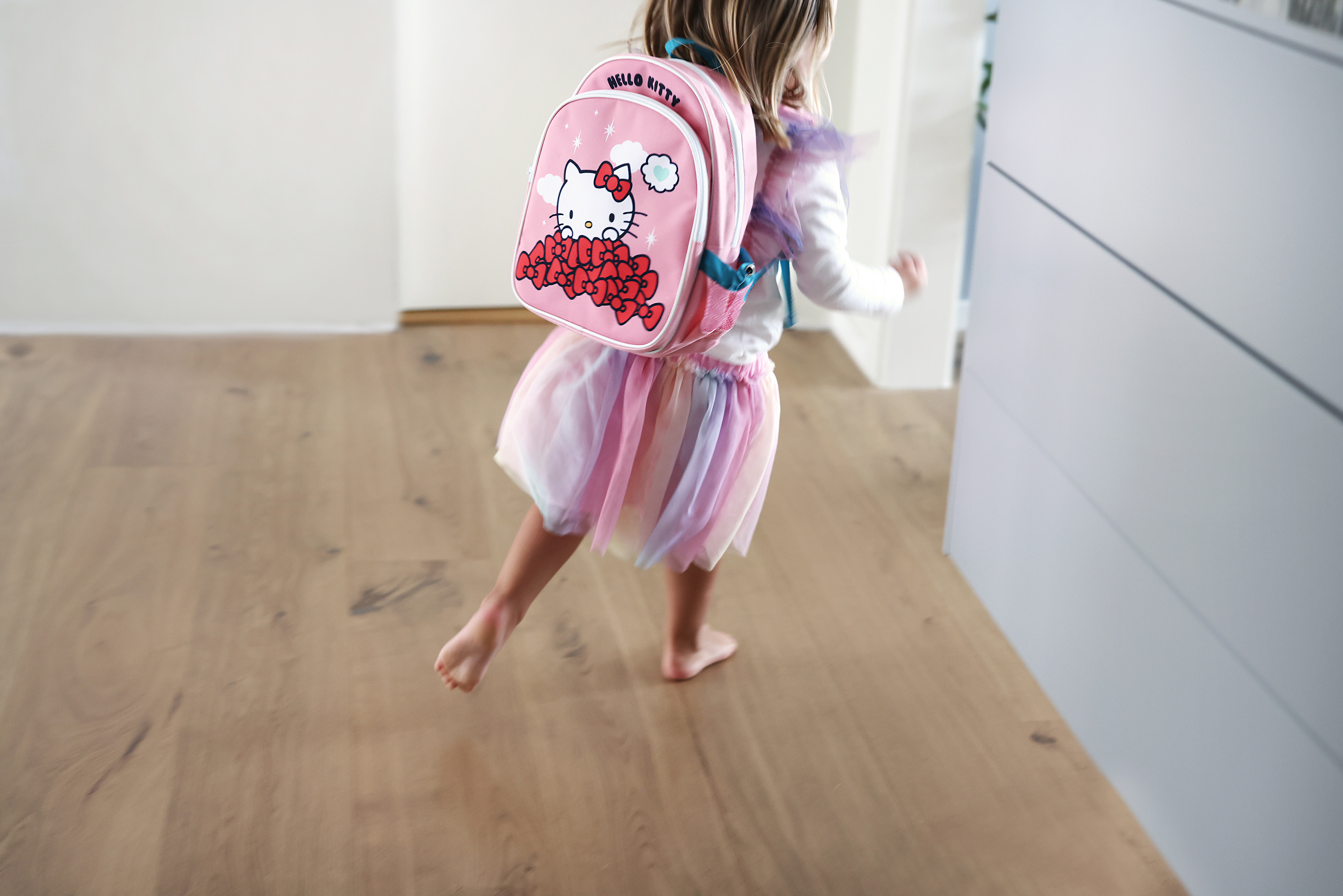 I-70000700-Hello-Kitty-backpack-1.jpg