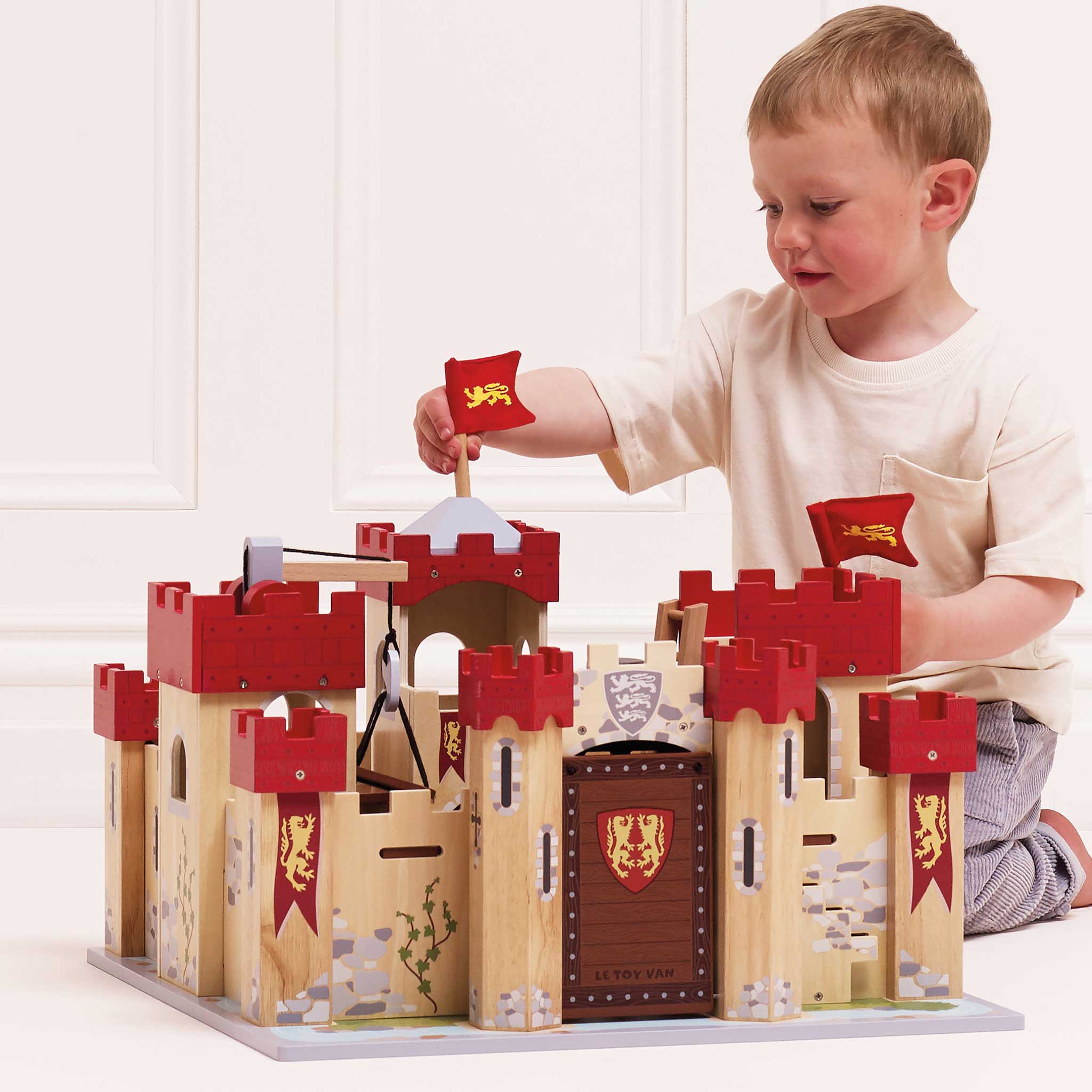 TV290-Lionheart-Castle-Wooden-Red-Knights-Heritage-Chateau-Coeur-de-Lion-Le-Toy-Van-11-.jpg