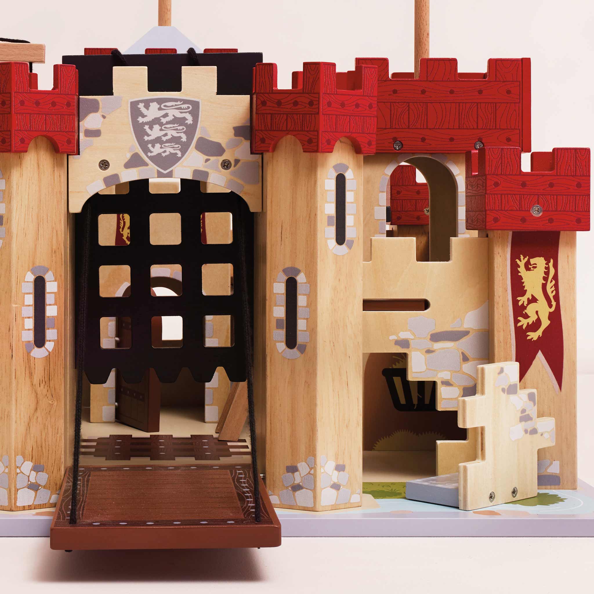 TV290-Lionheart-Castle-Wooden-Red-Knights-Heritage-Chateau-Coeur-de-Lion-Le-Toy-Van-8-.jpg