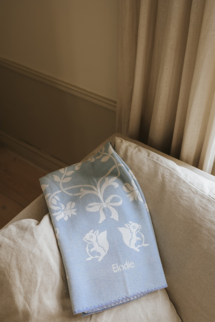 pol_pl_Elodie-Details-kocyk-zakardowy-Jacquard-Blueberry-Blue-36638_3.jpg
