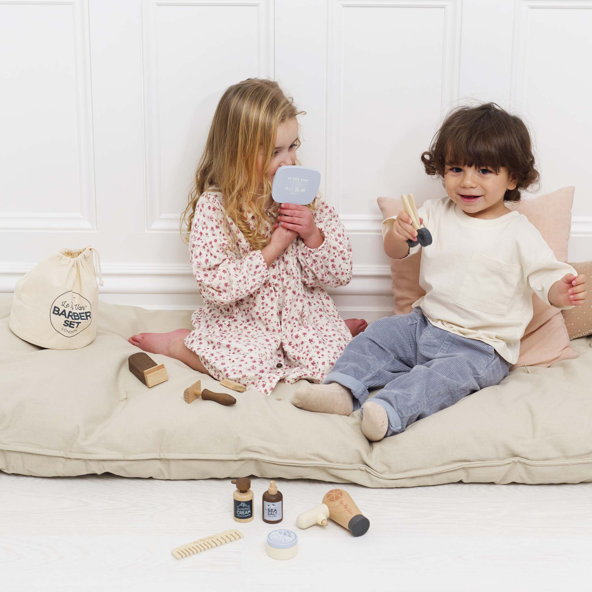 TV356-hairdresser-and-barber-kit-girl-and-boy-playing-woth-accessories.jpg