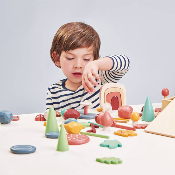 Drewniana Skrzynka Kreatywna Leśne Skarby 24 el. Tender Leaf Toys