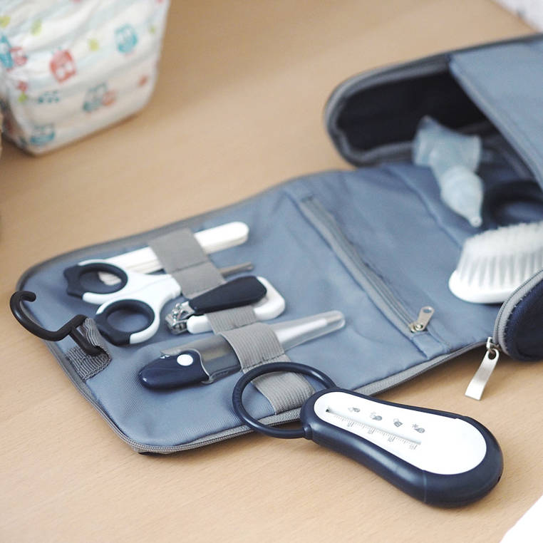 Beaba Kosmetyczka z 9 akcesoriami do pielęgnacji niemowląt Night Blue