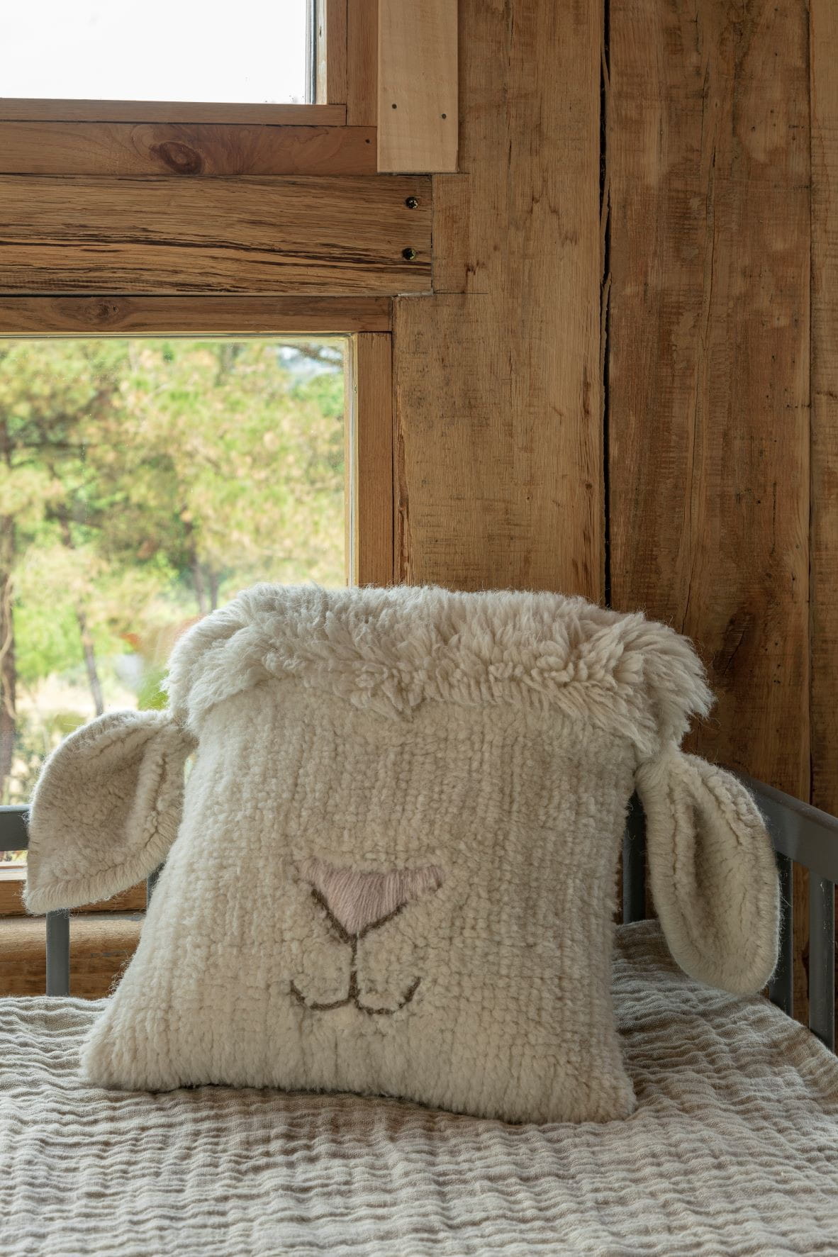 Lorena Canals Poduszka wełniana Pink Nose Sheep 35×35 cm